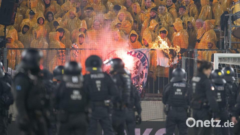 Beim Zweitliga-Spiel zwischen Dynamo Dresden und Hertha BSC kam es zu Ausschreitungen. Bild: Sebastian Kahnert/dpa