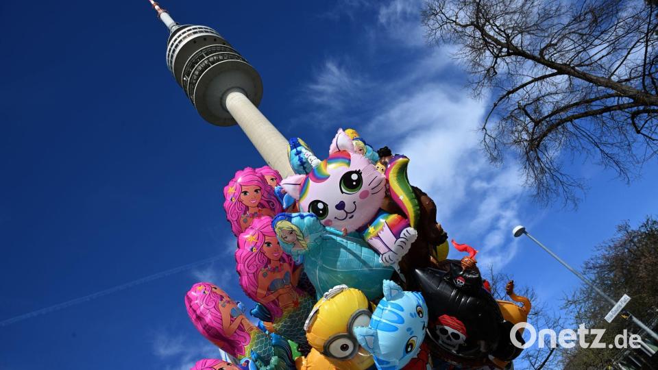 Bei strahlendem Wetter wurde im Olympiapark Ostern gefeiert. Bild: Felix Hörhager/dpa