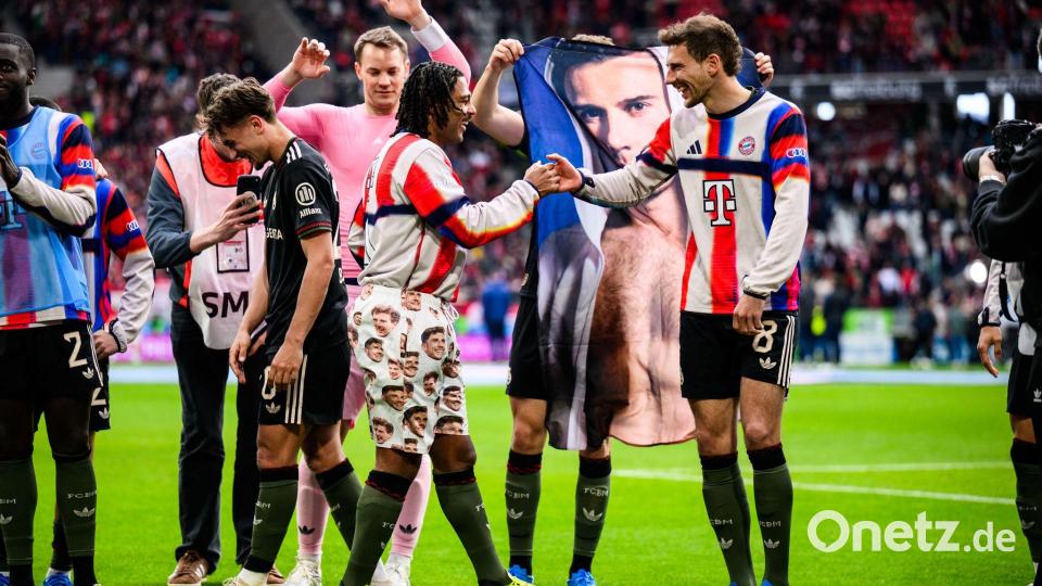 Serge Gnabry (m) sorgte für Erheiterung bei den Teamkollegen. Bild: Tom Weller/dpa