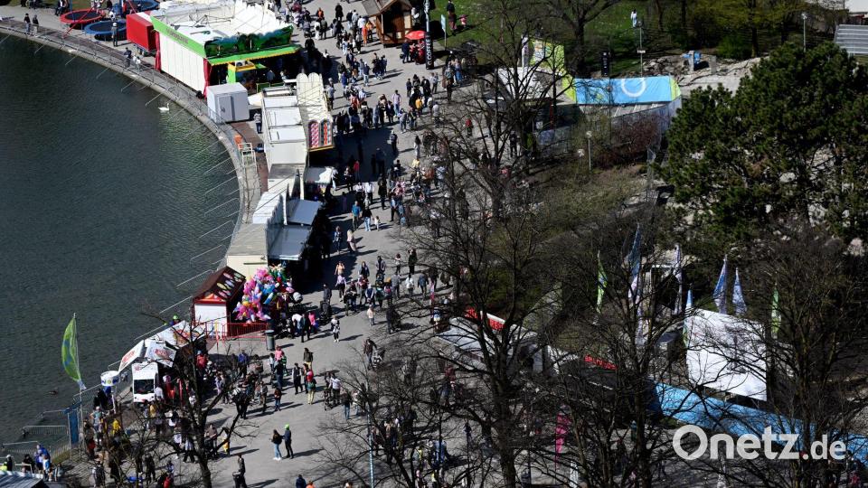 Das Osterfest im Olympiapark mit Buden, Clownshows und Bastelevents lockte Hunderte kleine und große Besucher an. Bild: Felix Hörhager/dpa