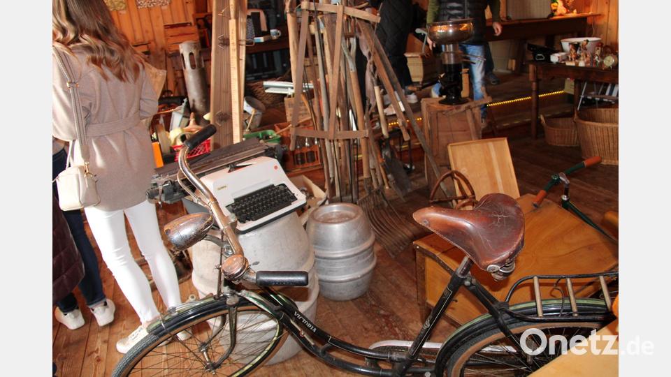 Vom Fahrrad über Schreibmaschinen bis zu antiquierten Gartenwerkzeug: Flohmarktgänger fanden alles, was das Herz begehrt. Bild: prh