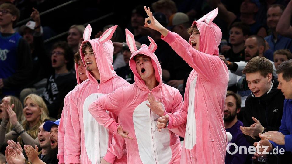 Minneapolis: Osterhasen auf den Rängen – verkleidete Fans sorgen für Stimmung bei Timberwolves gegen Hornets Bild: Matt Krohn/AP/dpa