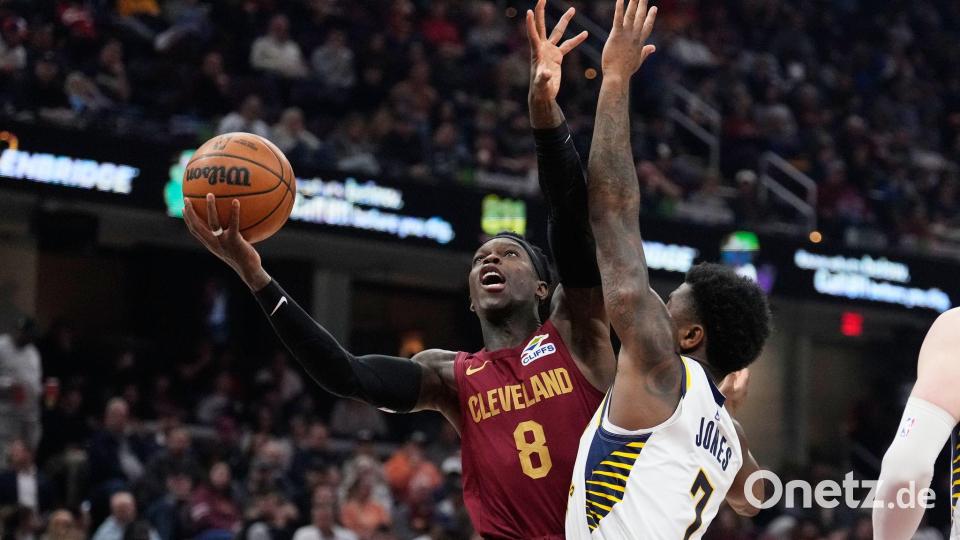Dennis Schröder (l.) kam für Cleveland auf sechs Punkte. Bild: Sue Ogrocki/AP/dpa