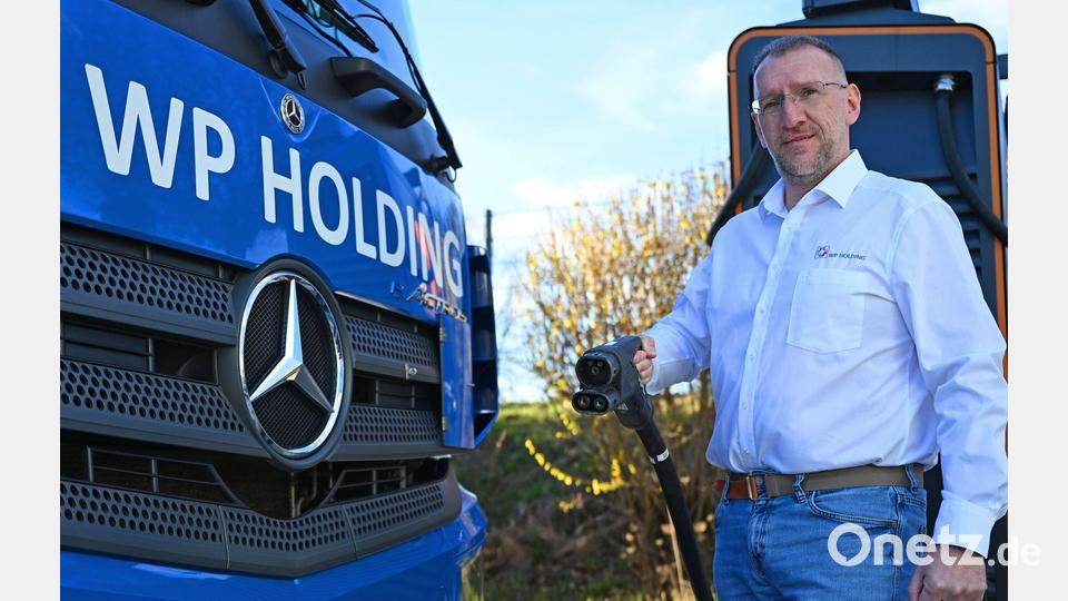 Mike Henniger leitet den Fuhrpark der WP Spedition in Zwickau. Seit einigen Jahren setzt er auch auf Elektro-Lkw. Geladen werden die Akkus vorrangig auf dem eigenen Firmengelände. Bild: David Hammersen/dpa