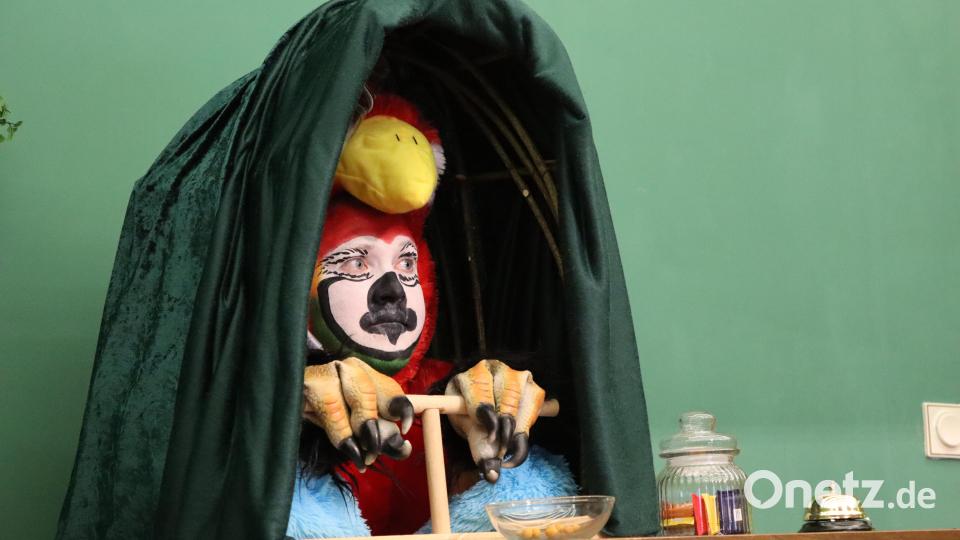 Papagei Dorle beobachtet und kommentiert alles – wenn er nicht gerade geräuschvoll Nüsse knabbert. Bild: jag