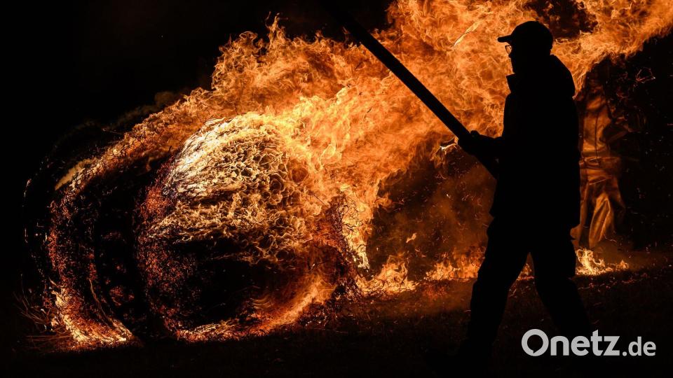 Feuer, Stroh und Tradition – Ostersonntag beim Feuerräderlauf am Kehrenbacher Berg in Hessen Bild: Swen Pförtner/dpa