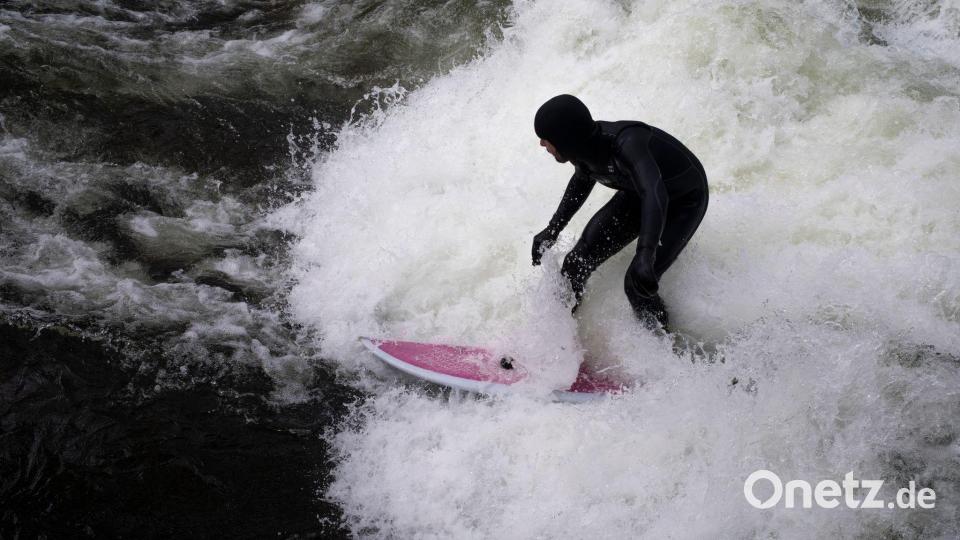 Eigentlich ist das Surfen auf dem Eisbach derzeit verboten. Bild: Peter Kneffel/dpa