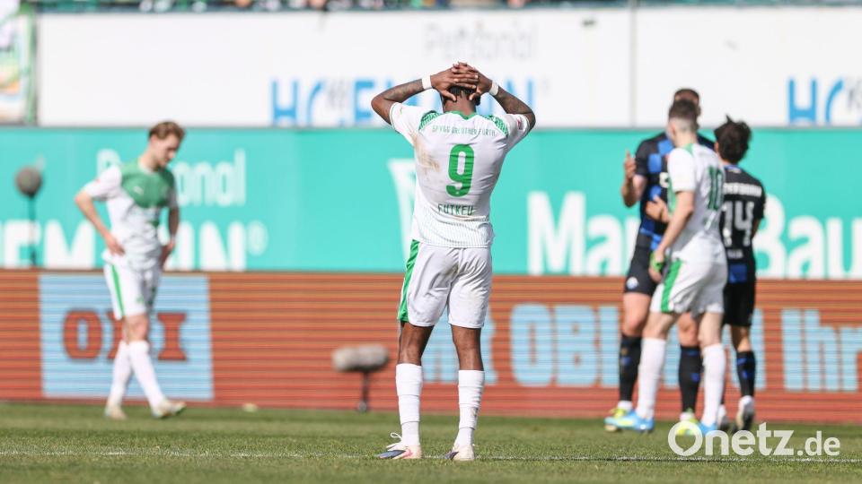 Noel Futkeu (M) vergab für die Fürther eine dicke Chance. Bild: Daniel Löb/dpa