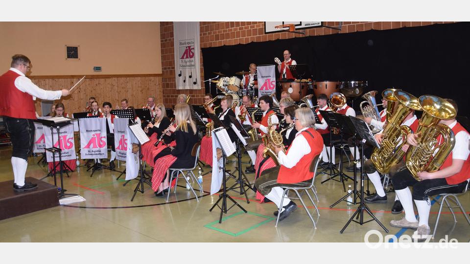 Mit viel Freude musizierten die Mitglieder der Blaskapelle St. Ägidius für ihr Publikum. Bild: bö