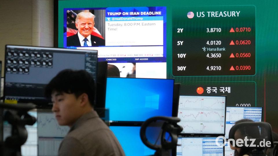 Seoul (Südkorea): Trump auf dem Monitor, während im Devisenhandelssaal der Hana Bank gehandelt wird. Bild: Ahn Young-joon/AP/dpa
