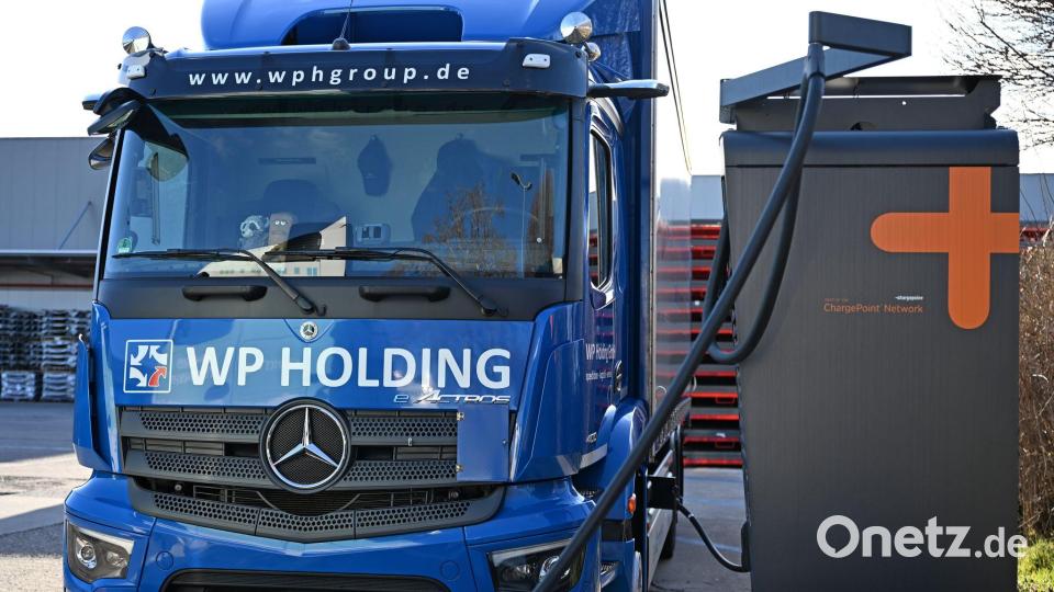 Voller Akku für die nächste Tour: Ein E-Lkw wird auf dem Gelände der WP Spedition in Zwickau geladen. Bild: David Hammersen/dpa