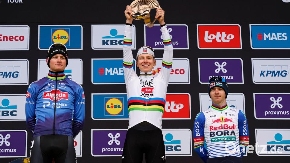 Tadej Pogacar (M) bei der Siegerehrung. Bild: Geert Vanden Wijngaert/AP/dpa