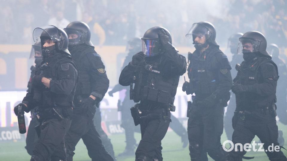 Die Polizei versuchte, die Lage in den Griff zu bekommen. Bild: Sebastian Kahnert/dpa