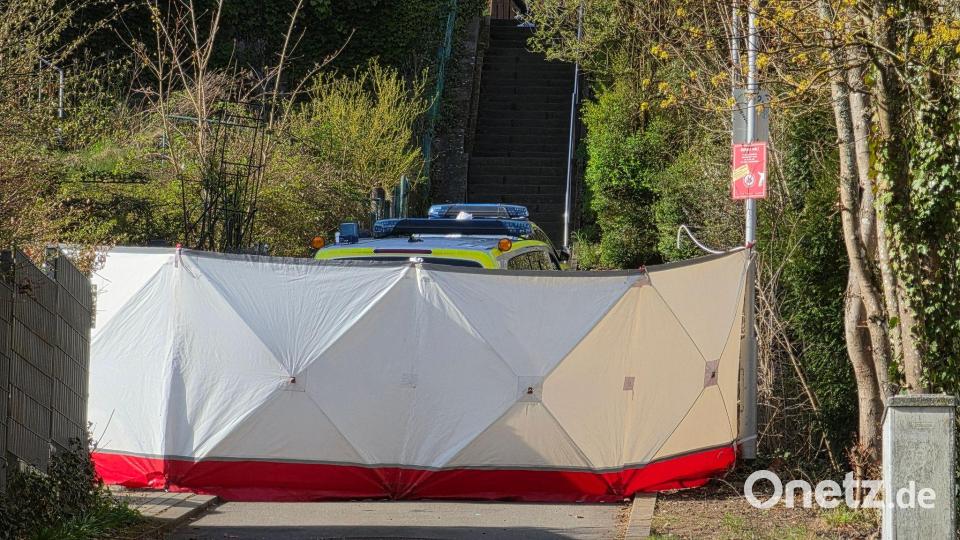 Ein Sichtschutz verdeckt die Arbeiten am Ort des Einsatzes. Bild: Kevin Schößler/dpa