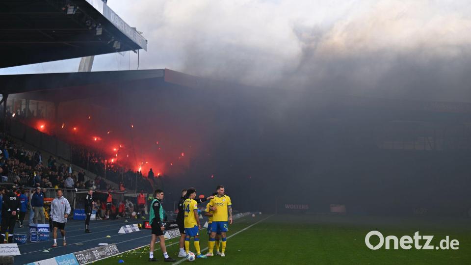 Kurz nach der Pause wurde das Spiel in Braunschweig unterbrochen. Bild: Swen Pförtner/dpa