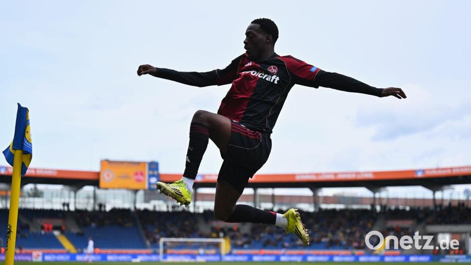 Rabby Nzingoula ist erstmals für den 1. FC Nürnberg erfolgreich. Bild: Swen Pförtner/dpa