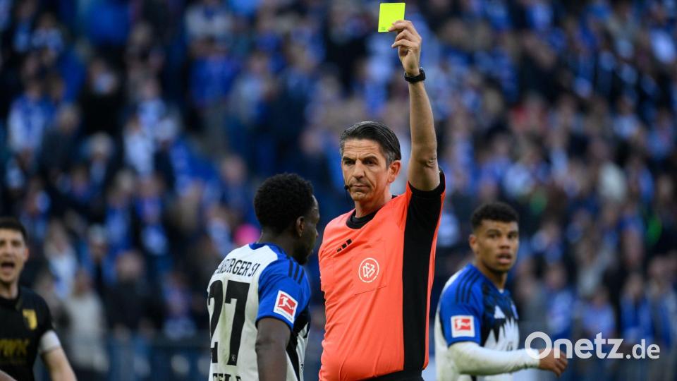 Schiedsrichter Deniz Aytekin erlebte eine kuriose Szene in Hamburg. Bild: Gregor Fischer/dpa