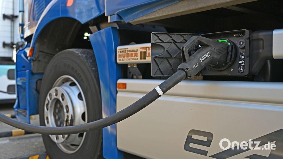 Ein E-Lkw wird auf dem Gelände einer Spedition geladen. Entlang der Autobahnen fehlt es nach Branchenangaben an einem gut ausgebauten Netz an Ladestationen für Lkw. Bild: David Hammersen/dpa