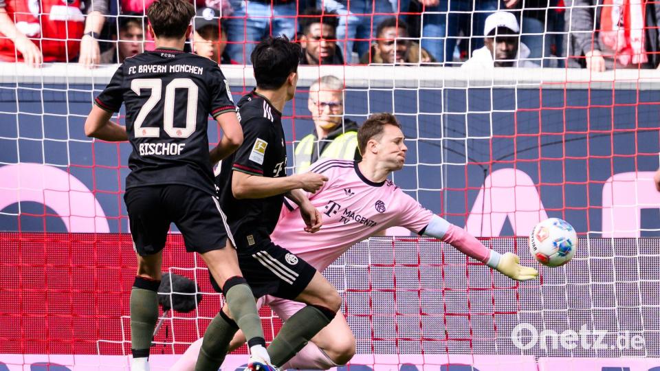 Manuel Neuer mit einem Reflex bei seinem ersten Spiel als Vierzigjähriger in Freiburg. Bild: Tom Weller/dpa