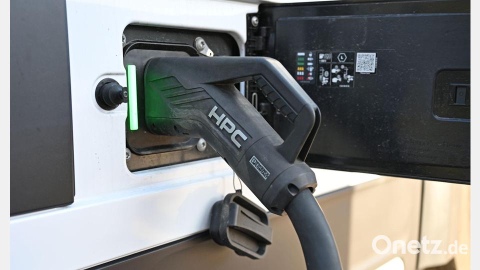 Schnelle Ladepunkte im Megawatt-Bereich für Lkw sind an den Autobahnen rar, kritisiert der Branchenverband BGL. Bild: David Hammersen/dpa