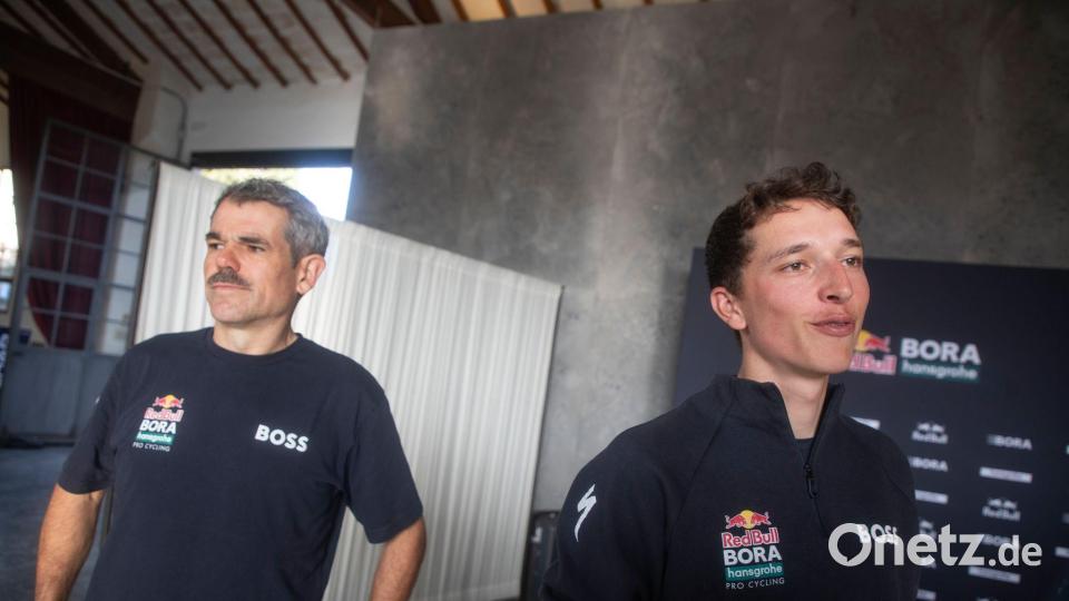 Teamchef Ralph Denk (l) mit Florian Lipowitz. (Archivbild) Bild: Clara Margais/dpa
