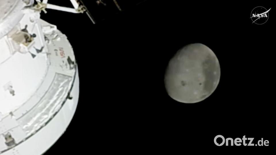 Dieses von der NASA zur Verfügung gestellte Videostandbild zeigt den Mond von einer Kamera außerhalb des Orion-Raumschiffs, nachdem die Crew der „Artemis 2“-Mondmission sich weiter von der Erde entfernt hat als jemals Menschen zuvor. Bild: Uncredited/NASA/AP/dpa
