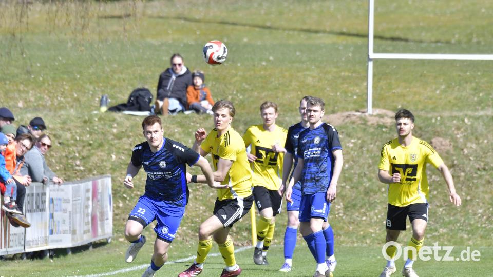 Kampf um den Ball zwischen den Spielern von Upo (blau) und dem SV Hahnbach (gelb). Das Gemeindederby endete mit 1.1. Bild: Hubert Ziegler