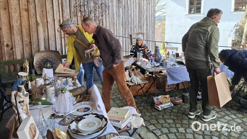 Vor der Scheune hatten Joshi Plößner (links) aus Neustadt und Tina Beer aus Regensburg (Dritte von links) ihre Tische aufgebaut. Vertreten als Verkäufer beim Hausflohmarkt auf dem Schafferhof waren Freunde und Bekannte von Wirt Reinhard Fütterer. Bild: prh