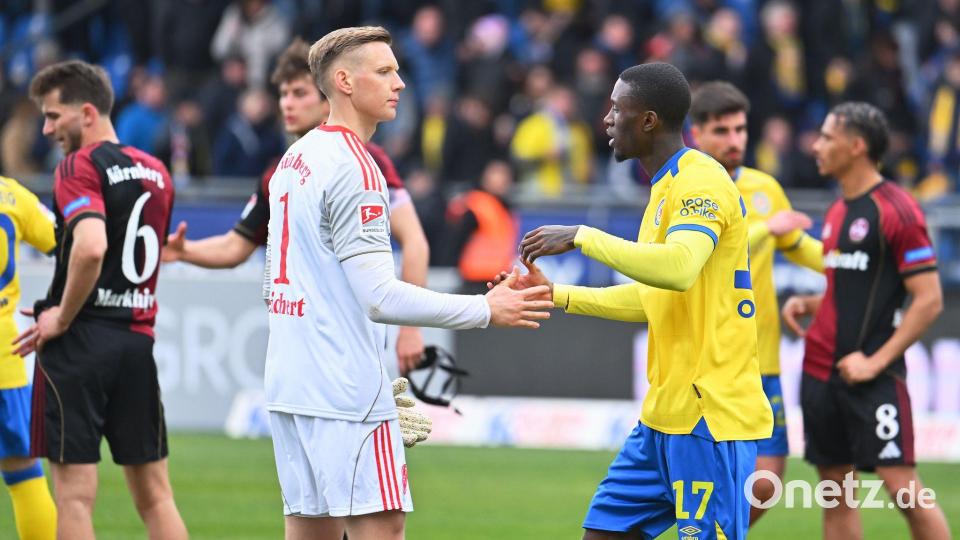 Jan Reichert (l) hält dem 1. FC Nürnberg einen Punkt fest. Bild: Swen Pförtner/dpa