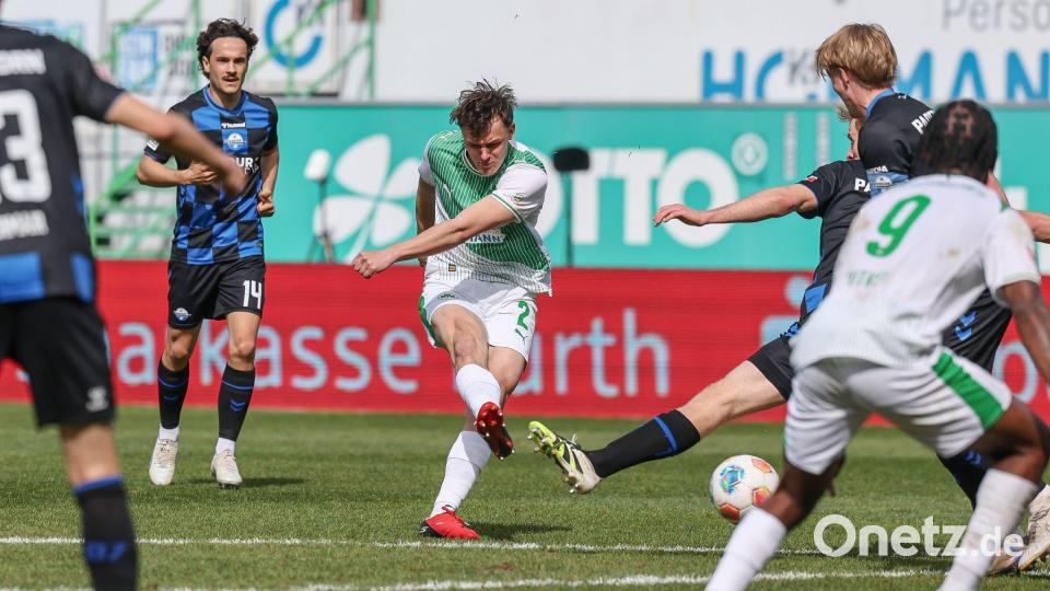 Fürths Lukas Reich (M) bei seinem Pfostenschuss. Bild: Daniel Löb/dpa