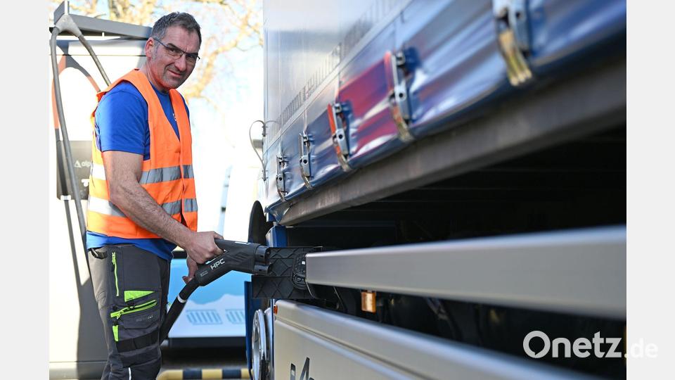 Lastwagenfahrer Michael Grimm lädt seinen E-Lkw. Bild: David Hammersen/dpa