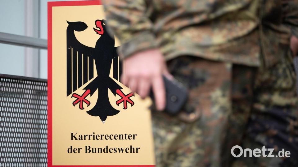 Männer sollen sich bei längeren Auslandsaufenthalten beim Karrierecenter der Bundeswehr abmelden. (Archivbild) Bild: Marijan Murat/dpa