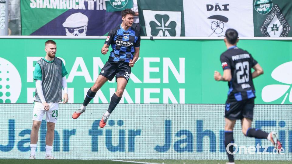 Paderborns Stürmer Stefano Marino (M) bejubelt mit einem Sprung in die Luft sein Führungstor. Bild: Daniel Löb/dpa