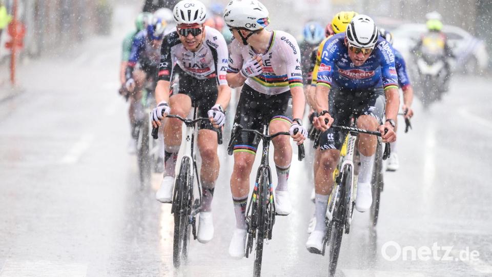 Selbst vom teilweise miserablen Wetter ließ sich Tadej Pogacar (M) nicht stoppen. Bild: David Pintens/Belga/dpa