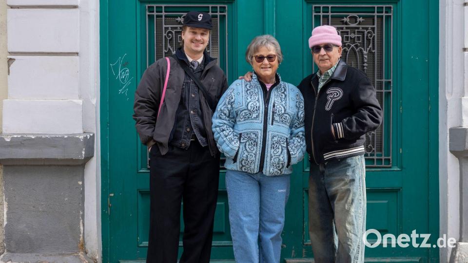 Die Abrams und Enkel Jannik Diefenbach: „Aber es ist sehr viel Abwechslung in unser Leben gekommen durch unseren Enkel“, sagt Angela Abram. Bild: Helmut Fricke/dpa