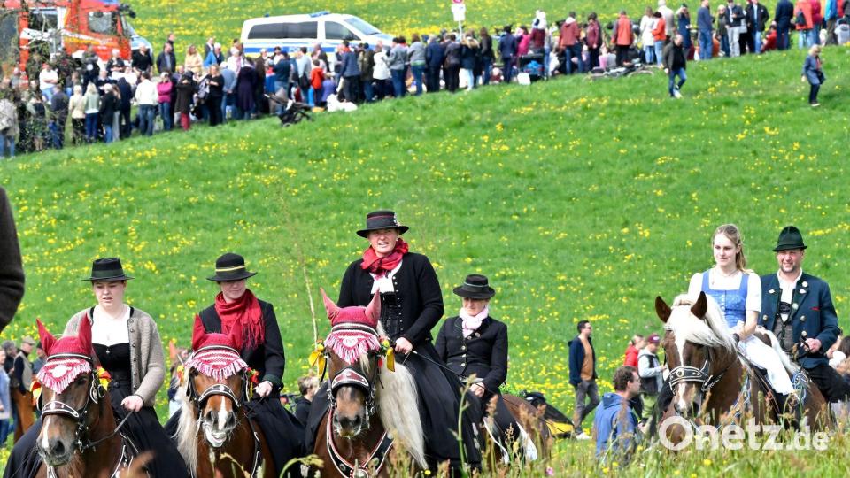 Zahlreiche Schaulustige verfolgen das Spektakel. (Archivbild) Bild: Uwe Lein/dpa