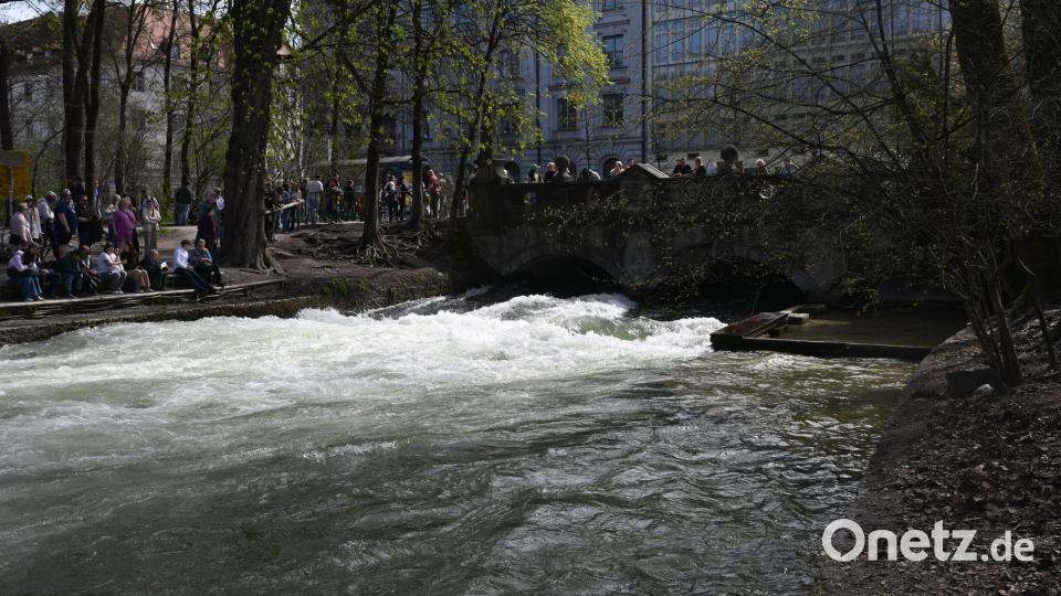 Am Ostersonntag war die Welle schon wieder so gut wie verschwunden. Bild: Felix Hörhager/dpa