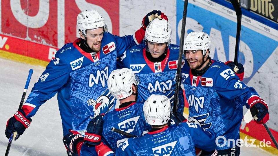Die Adler Mannheim bekommen es im DEL-Halbfinale mit dem EHC München zu tun. (Archivbild) Bild: Uwe Anspach/dpa