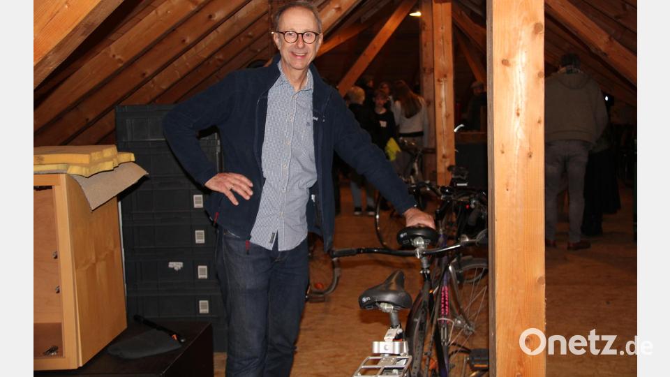 Organisator Reinhard "Kitty" Fütterer bot im Dachgeschoss seiner Scheune Wirtshausinventar und einige seiner seit Jahren gesammelten alten Fahrräder an. Bild: prh