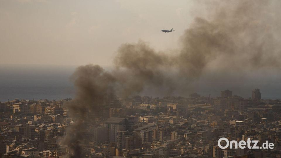Beirut, Libanon: Verkehrsflugzeug im Landeanflug, während Rauch nach israelischen Luftangriffen aus südlichem Vorort aufsteigt Bild: Emilio Morenatti/AP/dpa