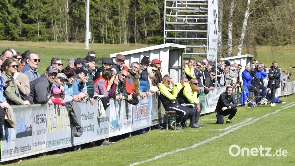 Zuschauer auf dem Sportgelände der Sportfreunde Ursulapoppenricht beim Derby gegen den SV, Hahnbach. Bild: Hubert Ziegler