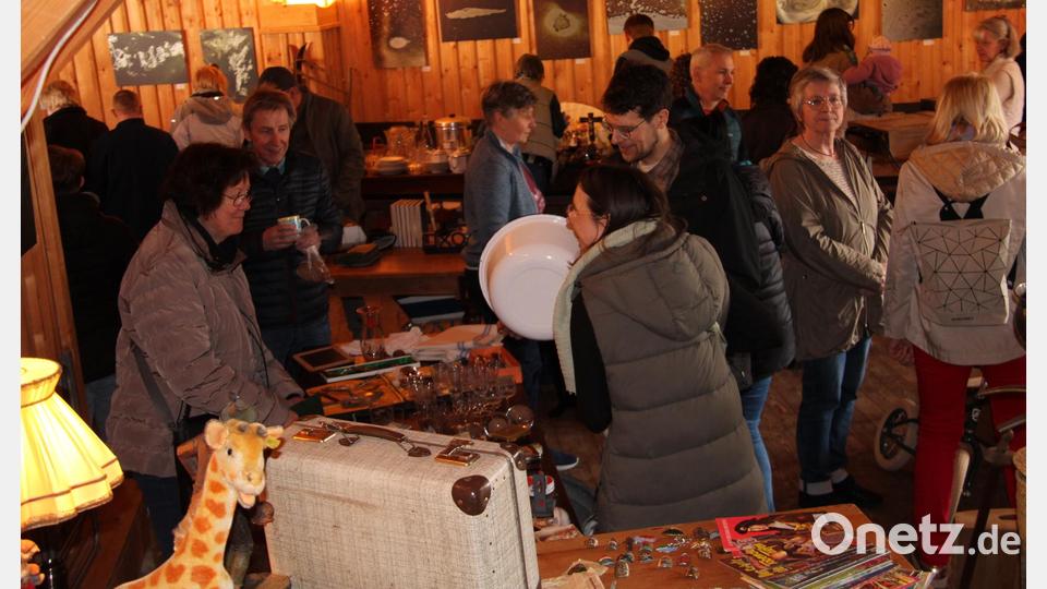 Trödel, Antiquitäten, Kurioses und Raritäten: Der Flohmarkt lockte am Ostersonntag viele Besucher auf den Schafferhof. Bild: prh