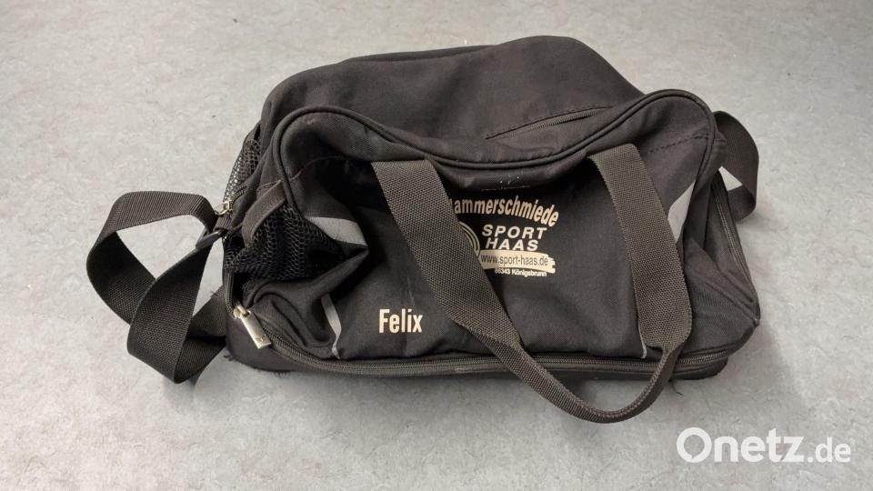 Auch diese Sporttasche hatte der Schwandorfer Dieb bei sich – sie wurde gestohlen. Der rechtmäßige Eigentümer kann sich bei der Polizei melden. Bild: PI Schwandorf/Sedelmaier