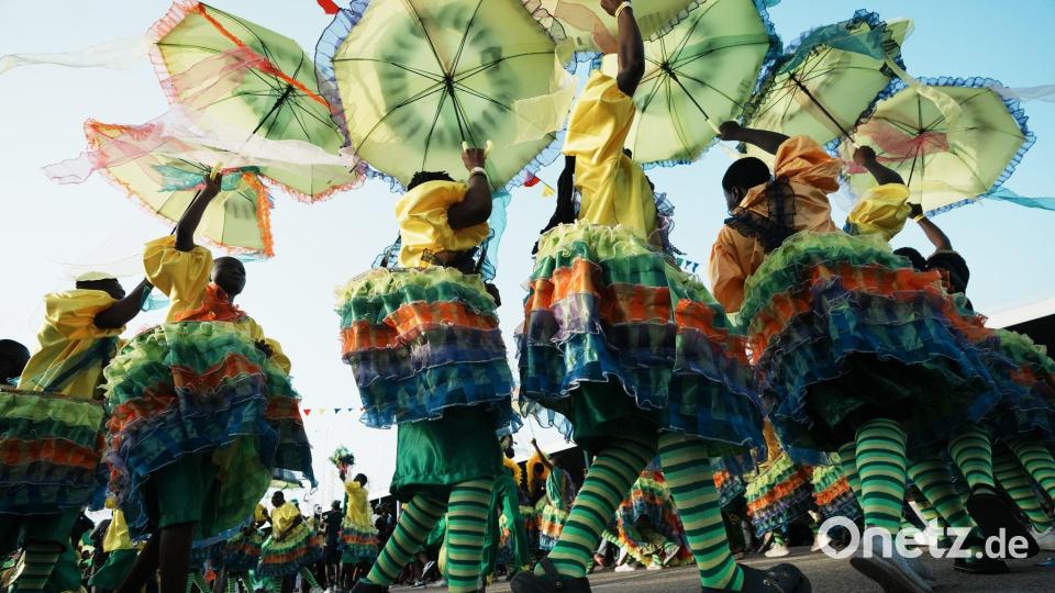 Kostümierte Menschen treten während des Fanti-Karnevals in Lagos, Nigeria, auf. Bild: Sunday Alamba/AP/dpa