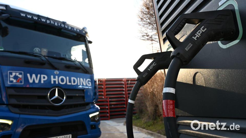 Seit einigen Jahren gehören bei der WP Spedition in Zwickau auch Elektro-Lkw zum Fuhrpark. Bild: David Hammersen/dpa