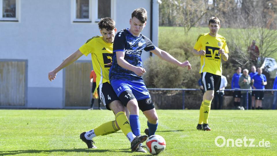 Johannes Dotzler (links) vom SV Hahnbach kann in dieser Szene seinem Gegenspieler Michael Rumpler (rechts) von SF Ursulapoppenricht den Ball abjagen. Bild: Hubert Ziegler