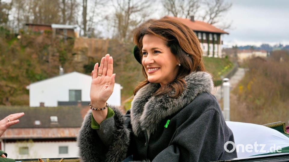 Michaela Kaniber fuhr in einer Ehrenkutsche mit. Bild: Uwe Lein/dpa