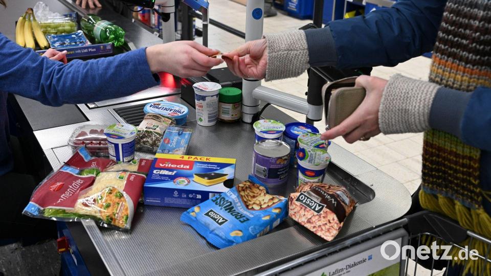 Viele Menschen in Deutschland kaufen mehrmals pro Woche Lebensmittel. (Symbolbild) Bild: Jens Kalaene/dpa