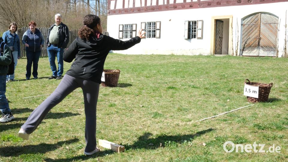 Geschicklichkeit ist hier gefragt beim Eierwurf in den Korb. Bild: Hirsch