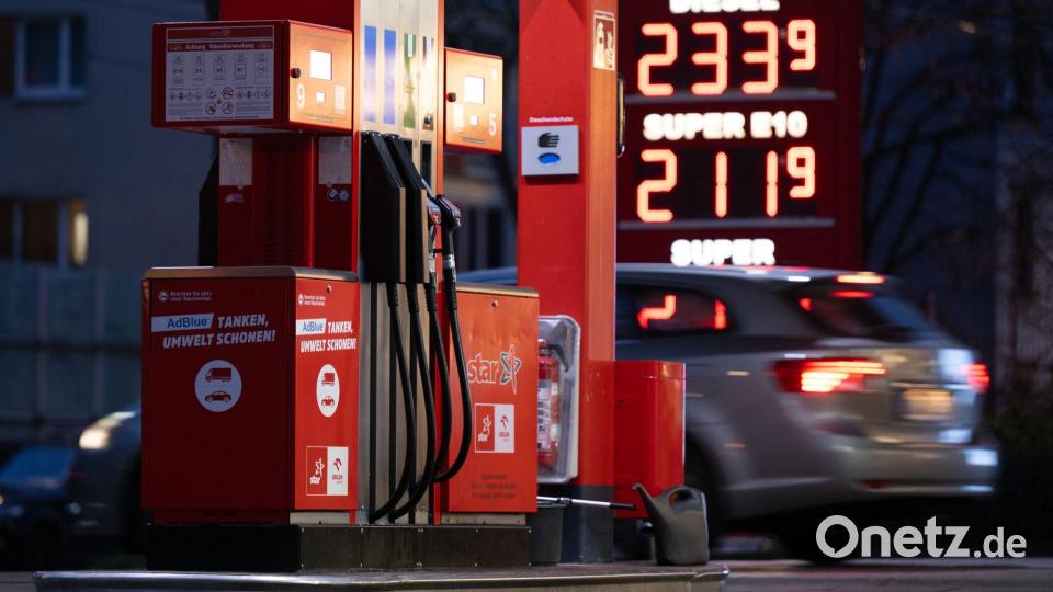 Auch in Deutschland sind die Spritpreise infolge des Iran-Kriegs und der Blockade der Straße von Hormus sprunghaft angestiegen. (Archivbild) Bild: Sebastian Kahnert/dpa